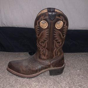 Men’s Ariat Heritage square toe boots.